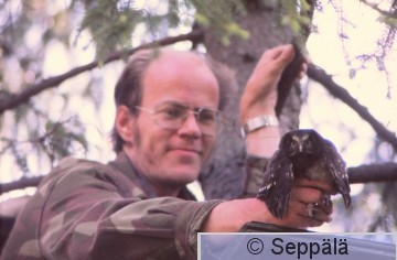 Martti Lagerström ja helmipöllön poikanen.jpg