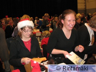 PiLYn joulummyjäiset Erja Pitkänen ja Tuija Palonen 10.12.2011.jpg